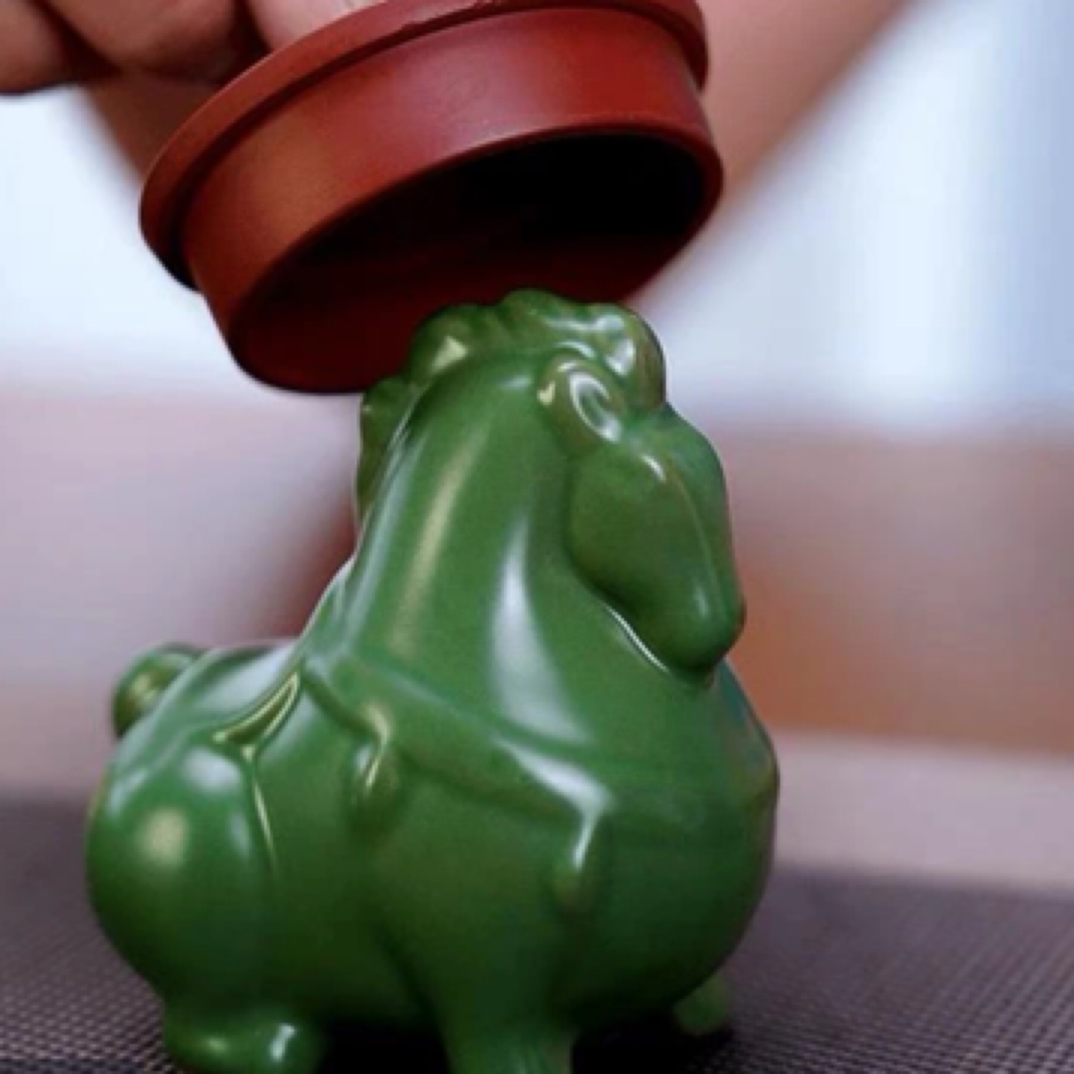 X287陶瓷绿马茶宠茶具摆件开片茶创意精品可养茶道摆件绿马盖置