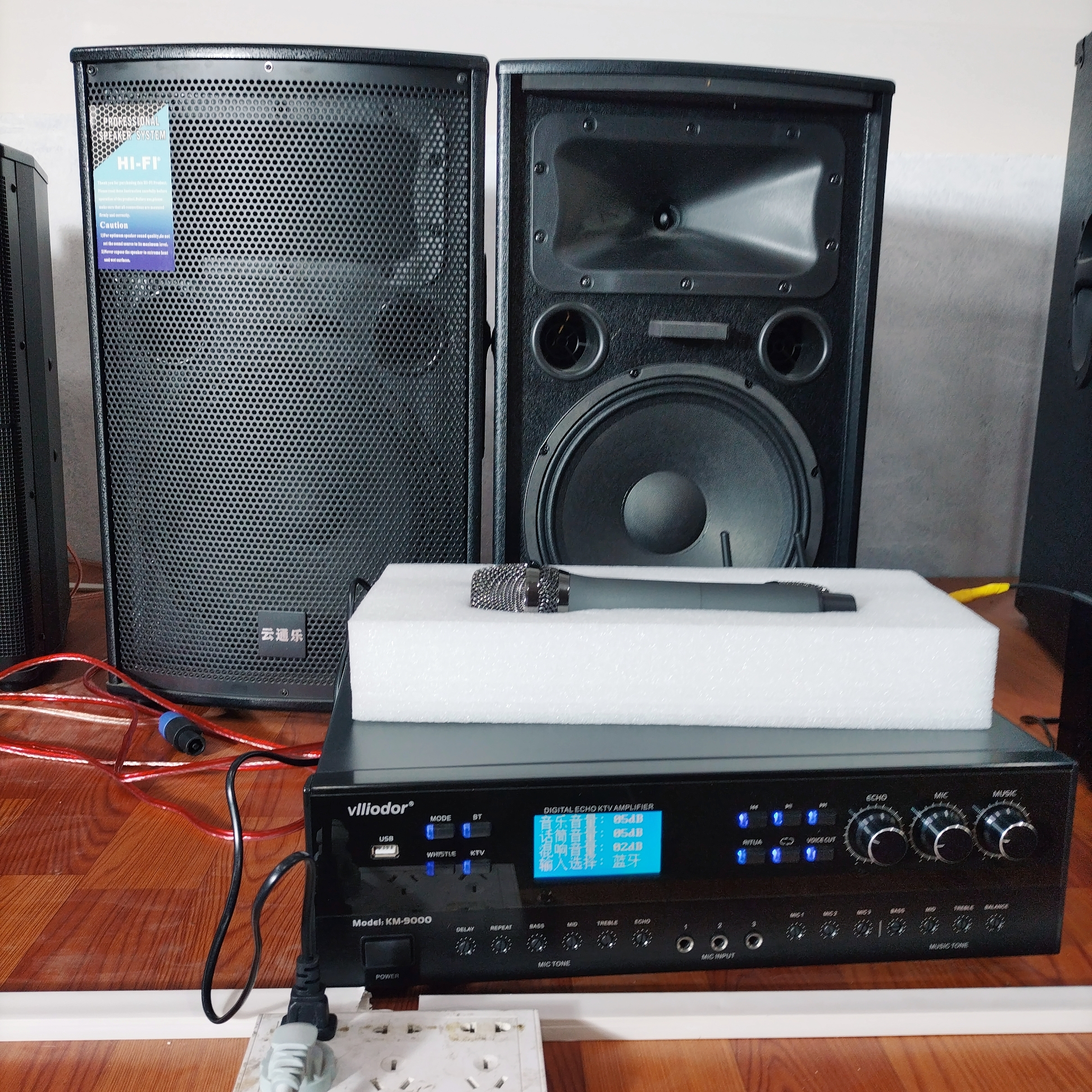 未拆封  12寸立式卡包一对➕KM- 9000功放(内置话筒)一台带四节话