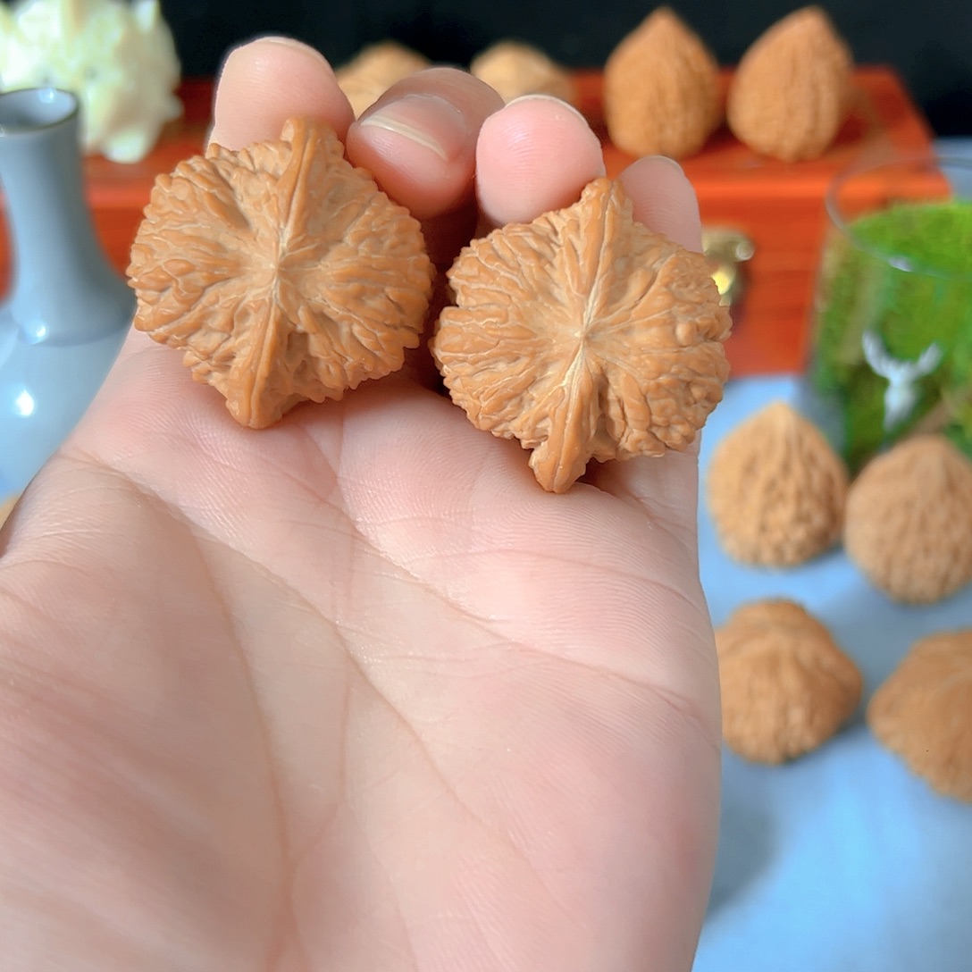 文玩核桃把件山地红皮磨盘