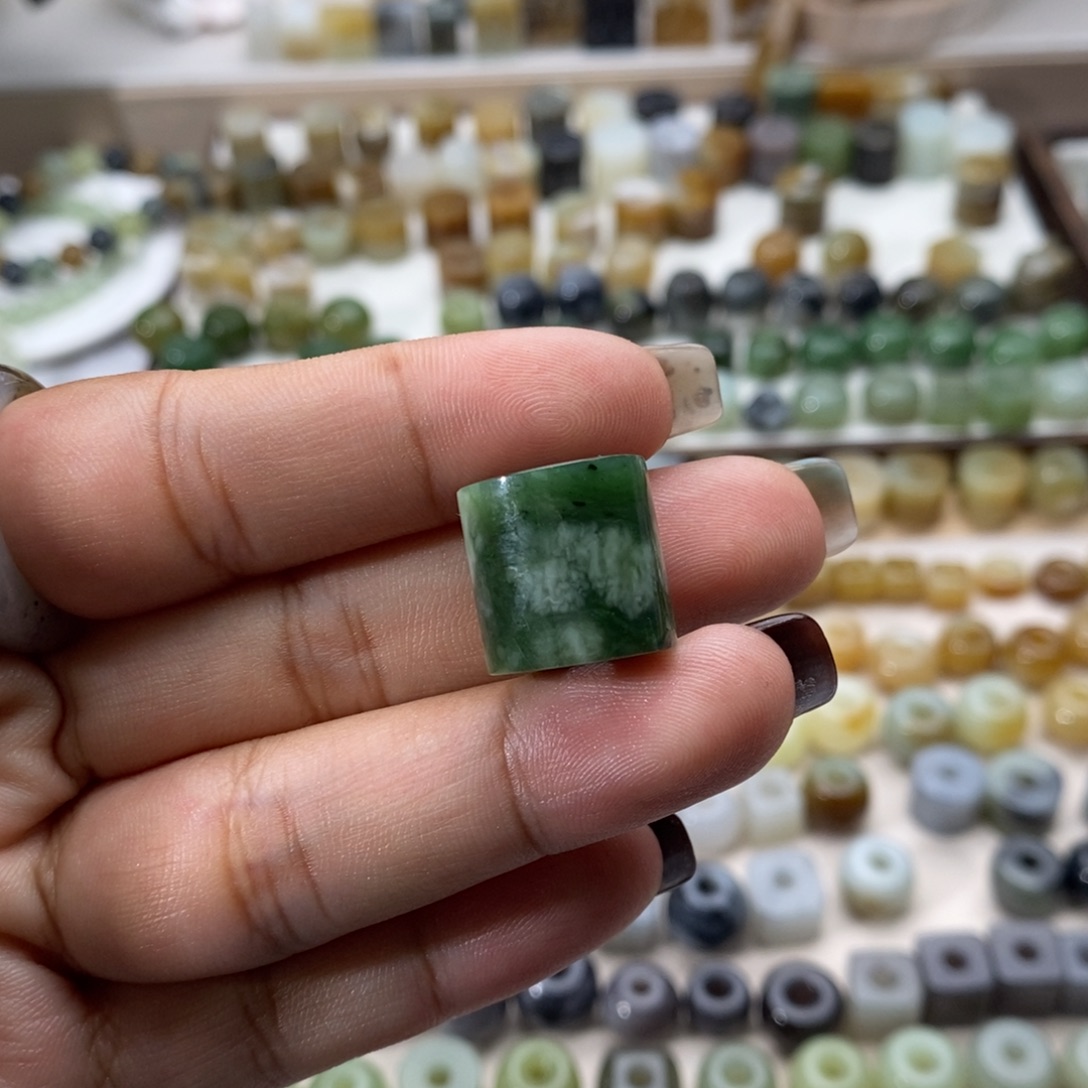 陌***y和田玉未镶嵌颈饰买断不退换