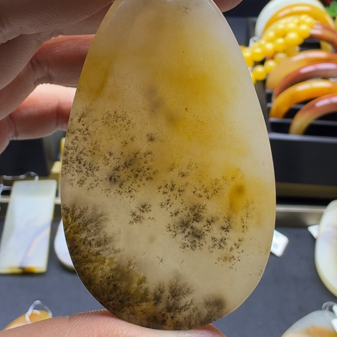 石英质玉（黄龙玉）未镶嵌颈饰