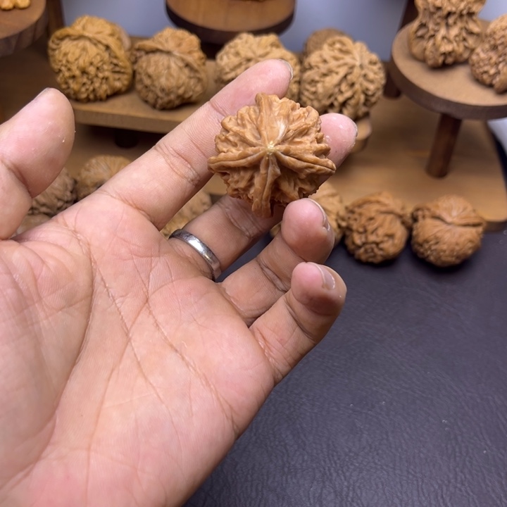 熬***狗吊坠桃核曹大龙四棱有黄