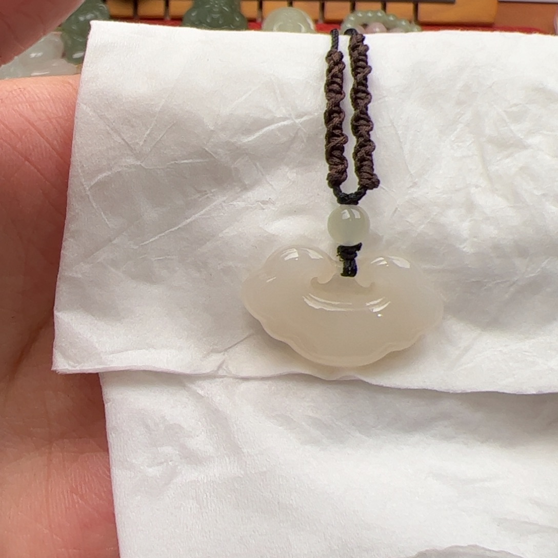 和田玉颈饰未镶嵌顺****?