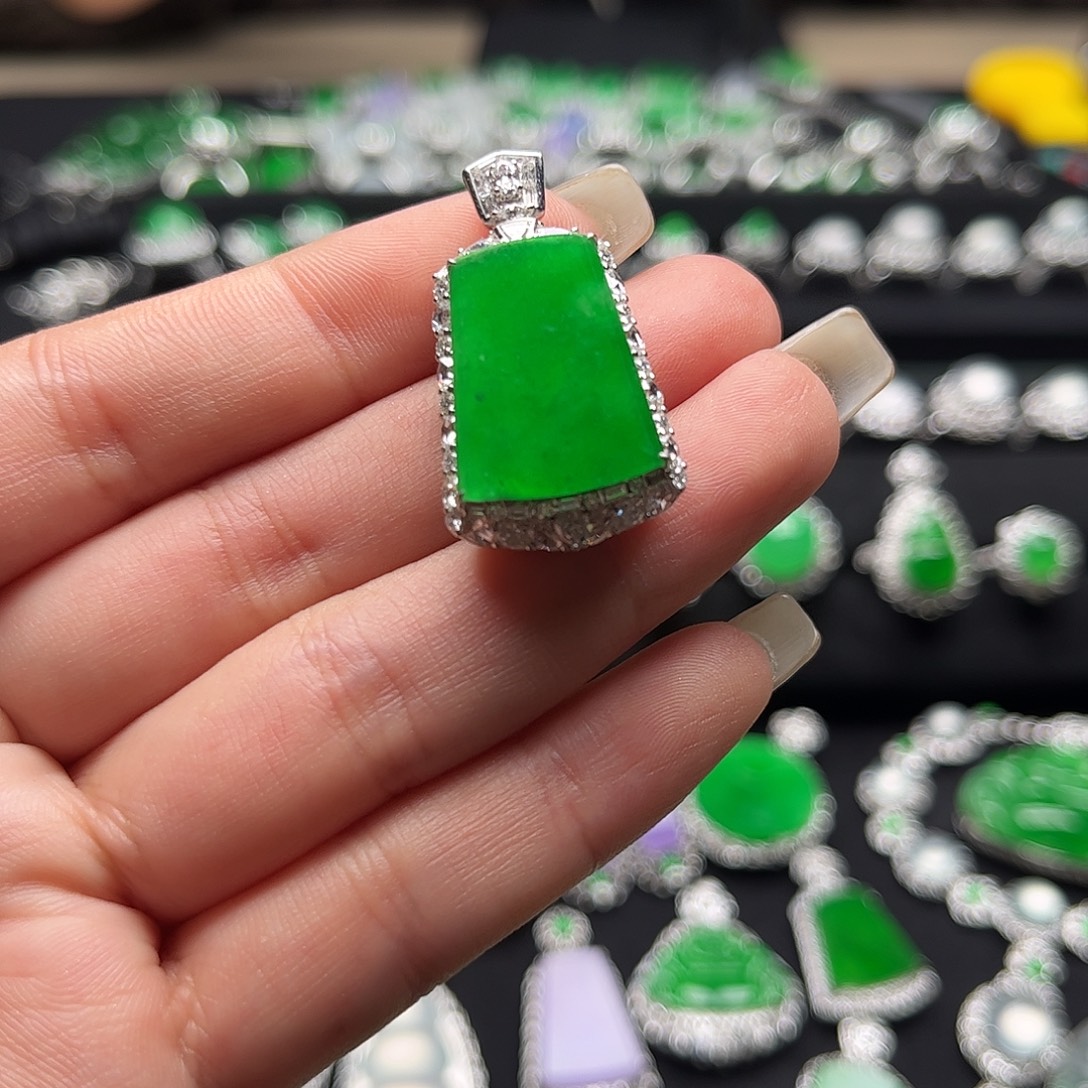 翡翠18K金镶嵌颈饰浓阳无事牌吊坠