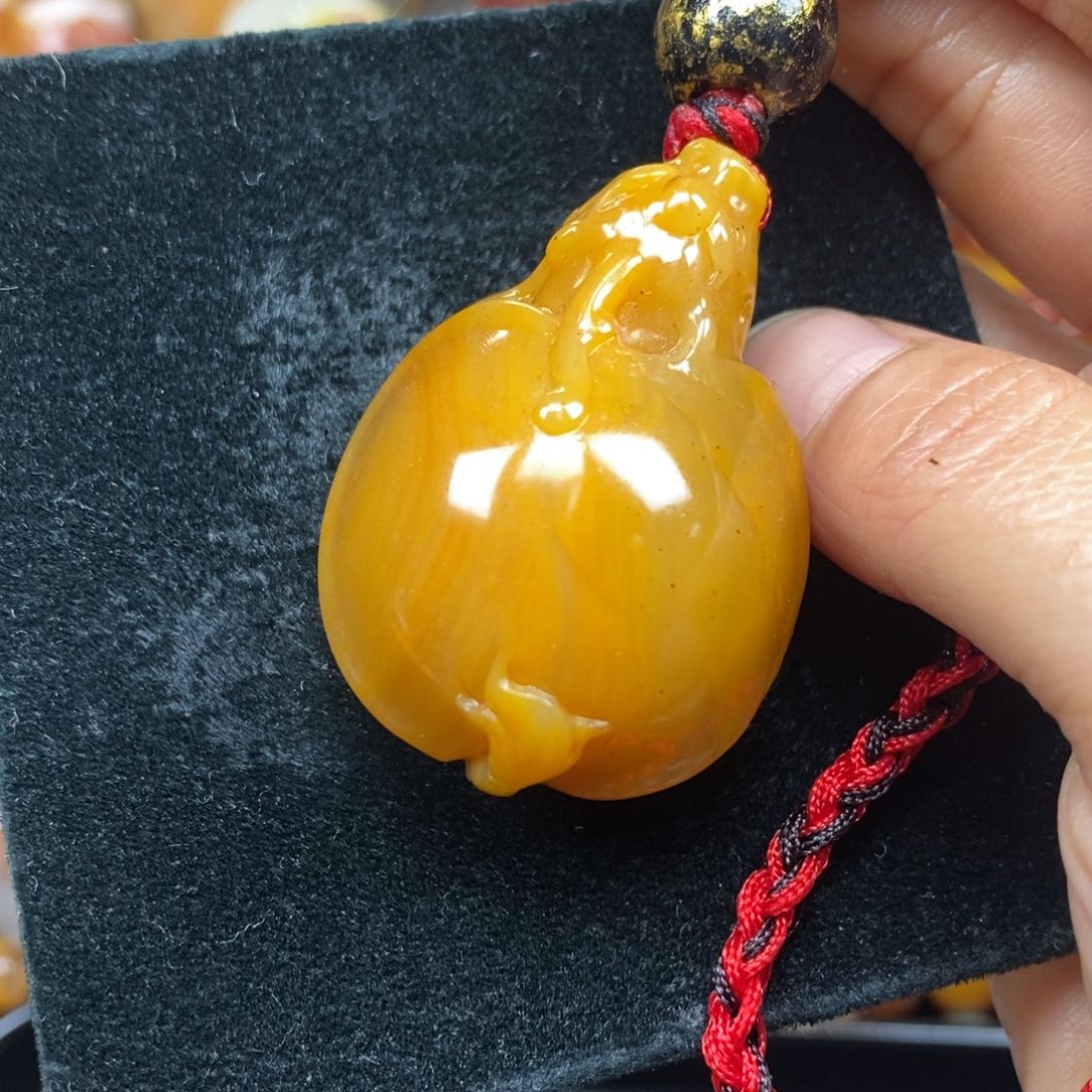 未镶嵌石英质玉（黄龙玉）颈饰