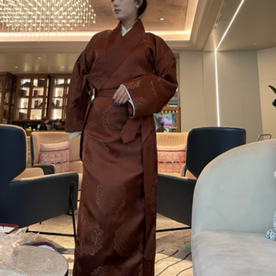 新款藏袍款式。  