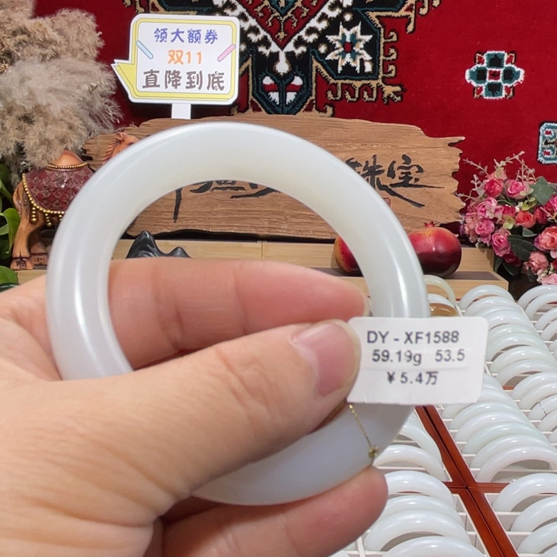 未镶嵌手镯和田玉天然优雅羊脂级且末老料底子细油