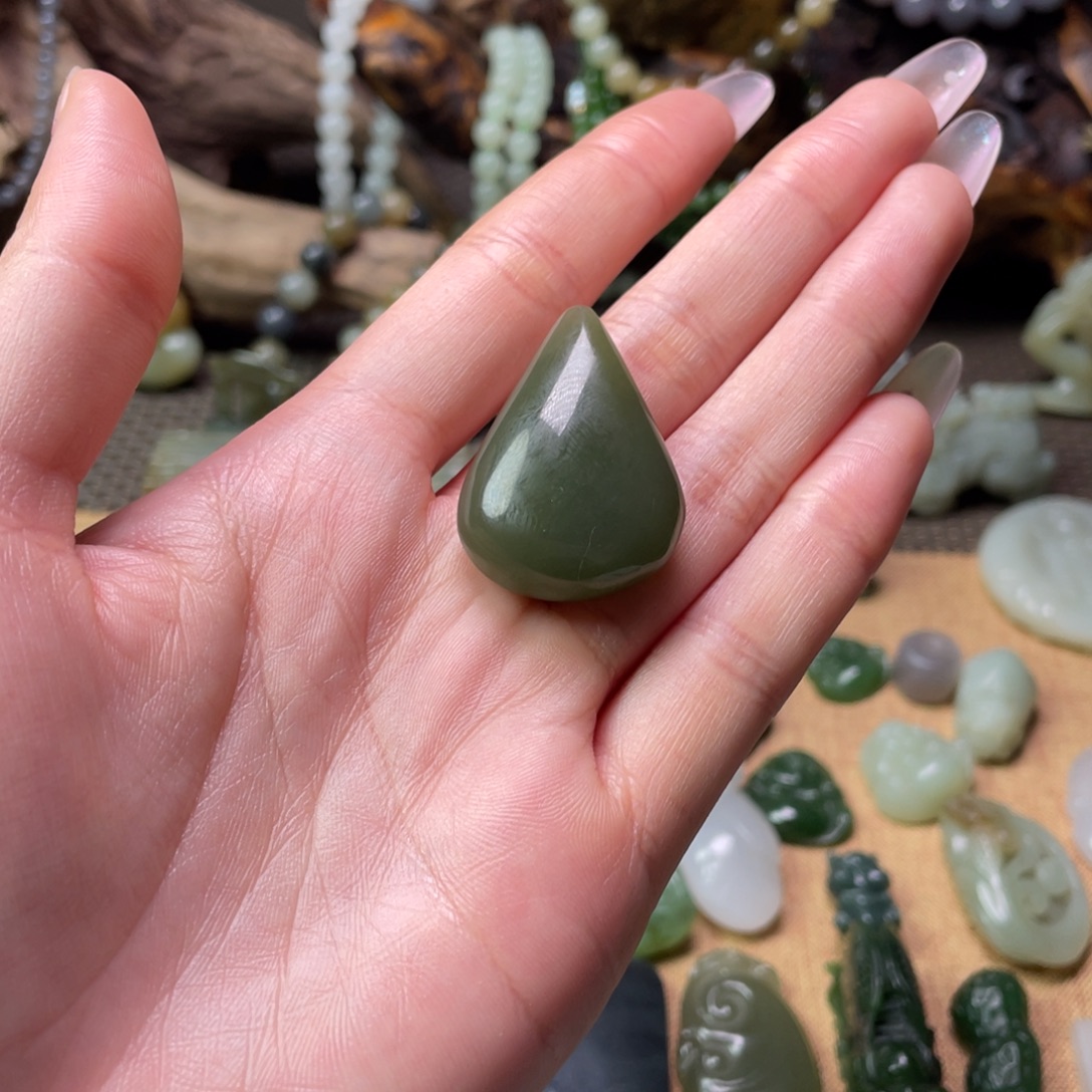 和田玉未镶嵌套链水滴