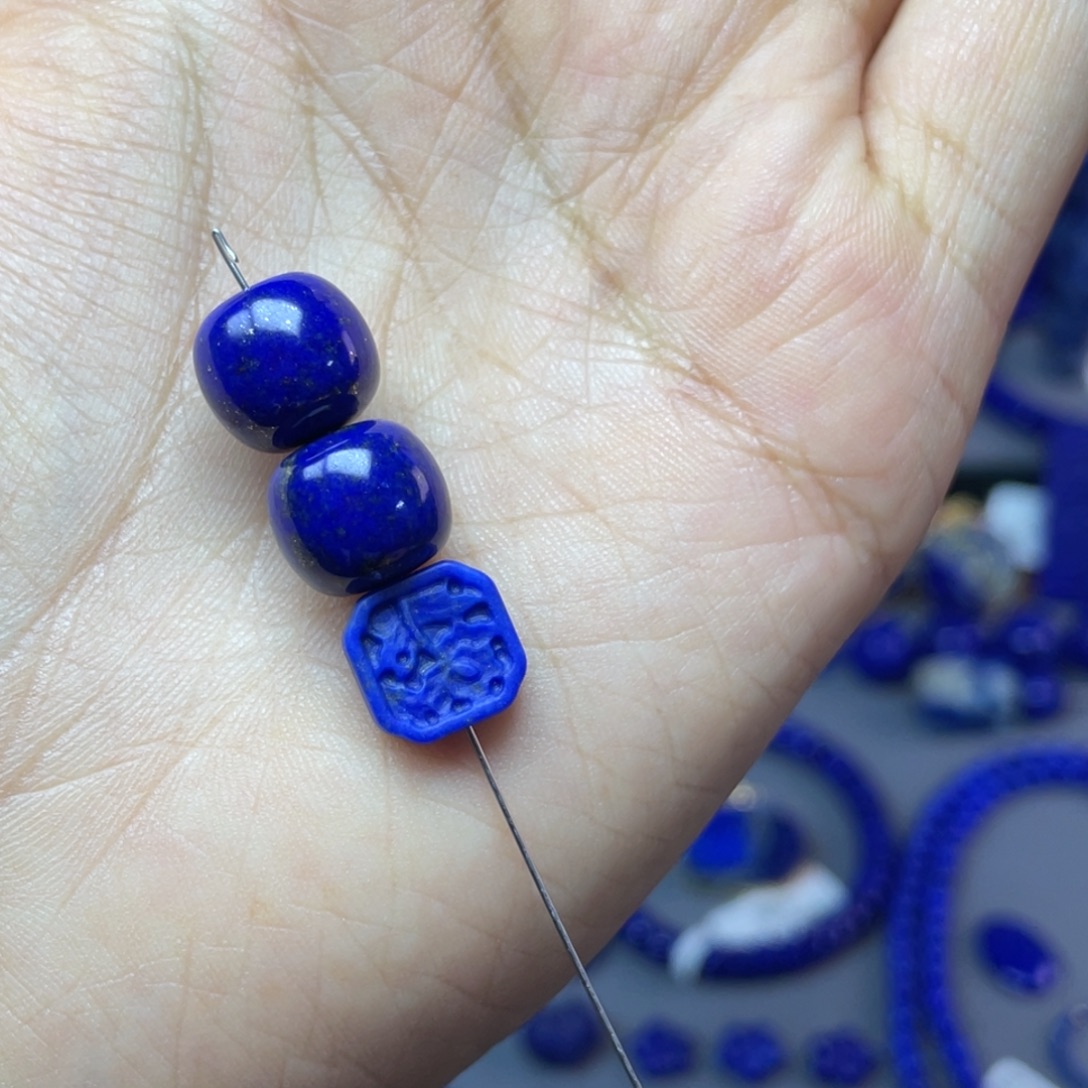 杜***子青金石未镶嵌11×10mm老型（带点裂纹）+10mm莲花配饰