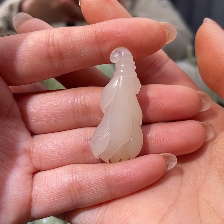 李***方和田玉未镶嵌颈饰