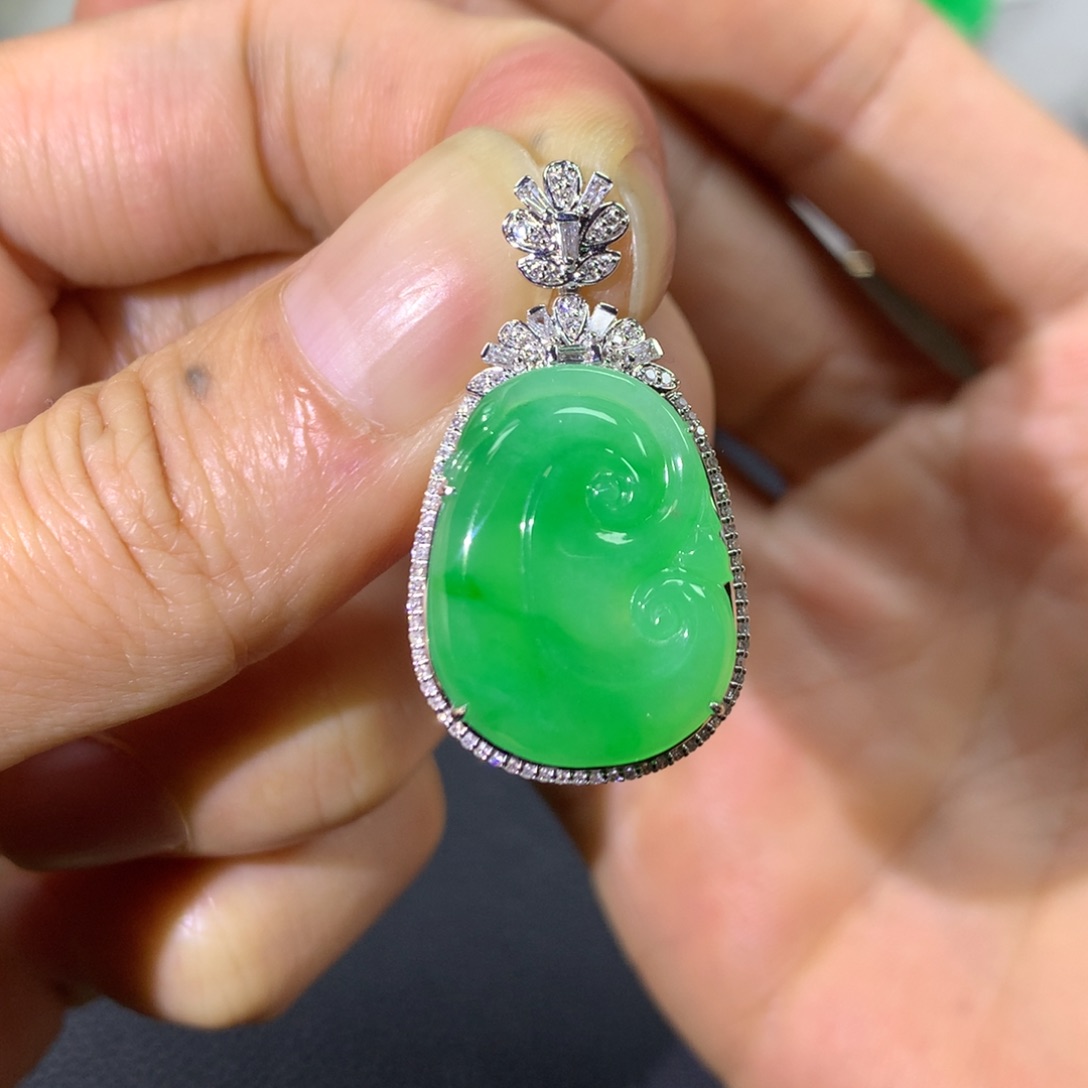 翡翠颈饰18K金镶嵌翡翠