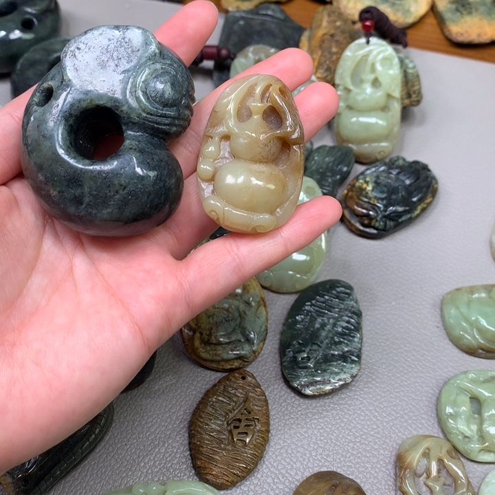 岫岩河磨玉（透闪石质玉）颈饰未镶嵌王*?