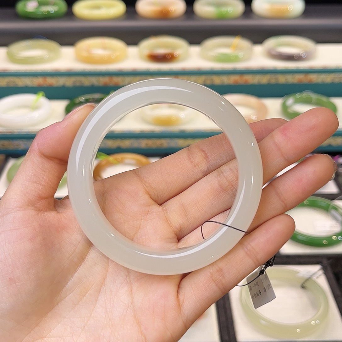 和田玉手镯未镶嵌冰胶底 荔枝冻