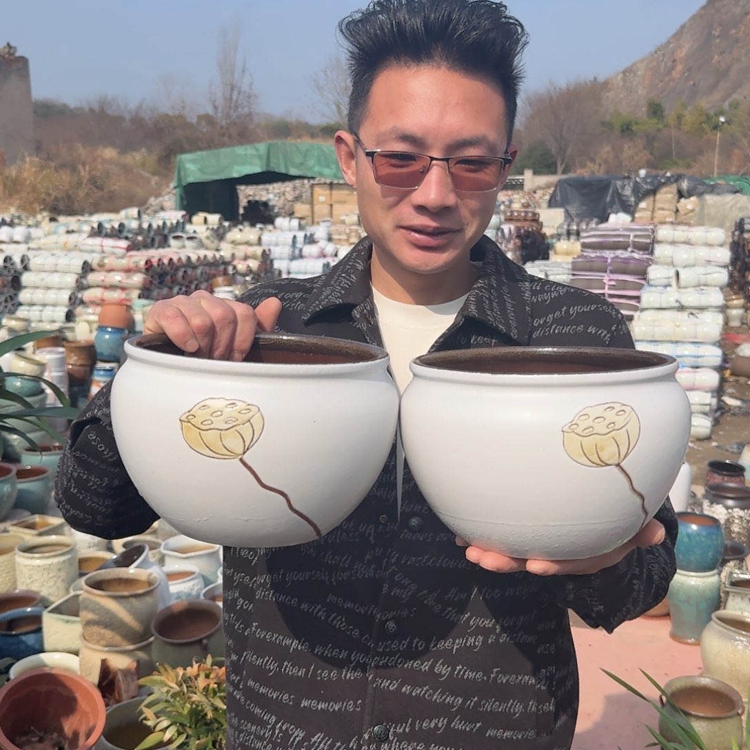 紫砂花盆口20高15（两个莲子刻绘大口