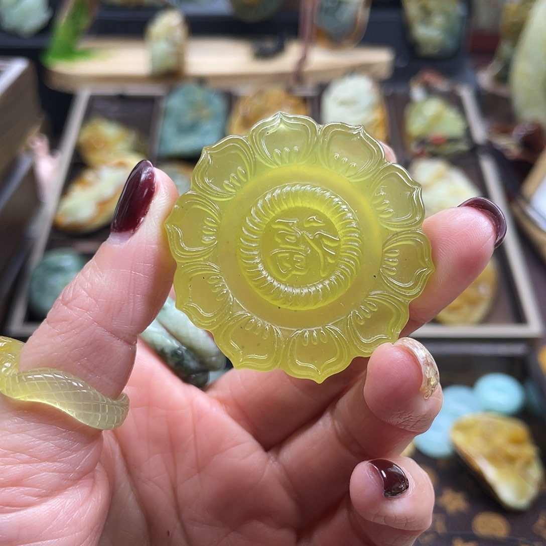 蛇纹石玉颈饰未镶嵌岫玉福牌