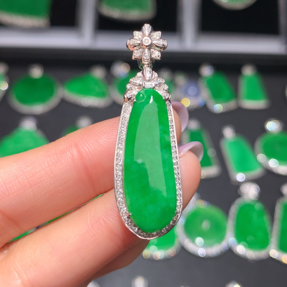 翡翠颈饰18K金镶嵌翡翠