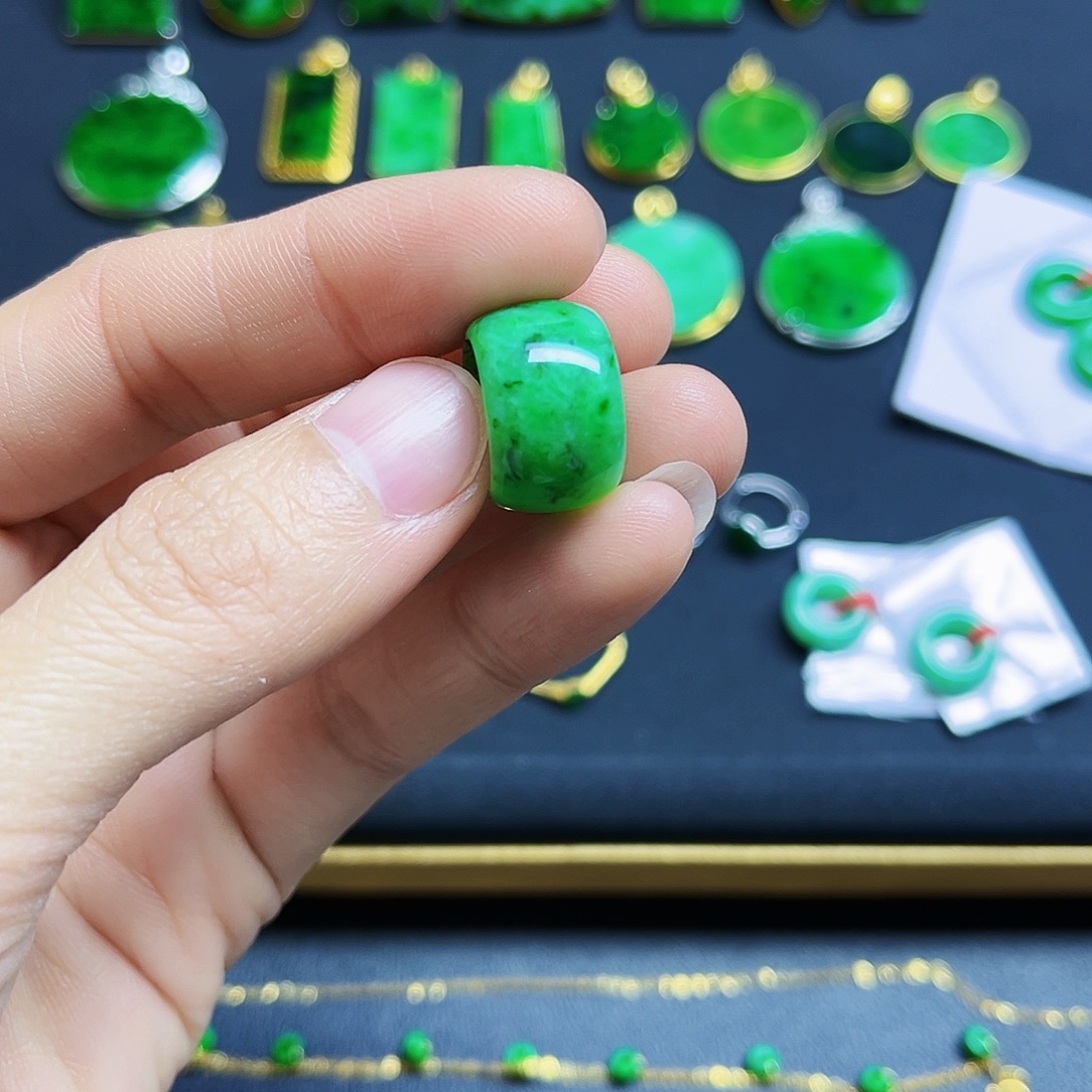 翡翠未镶嵌颈饰有纹裂