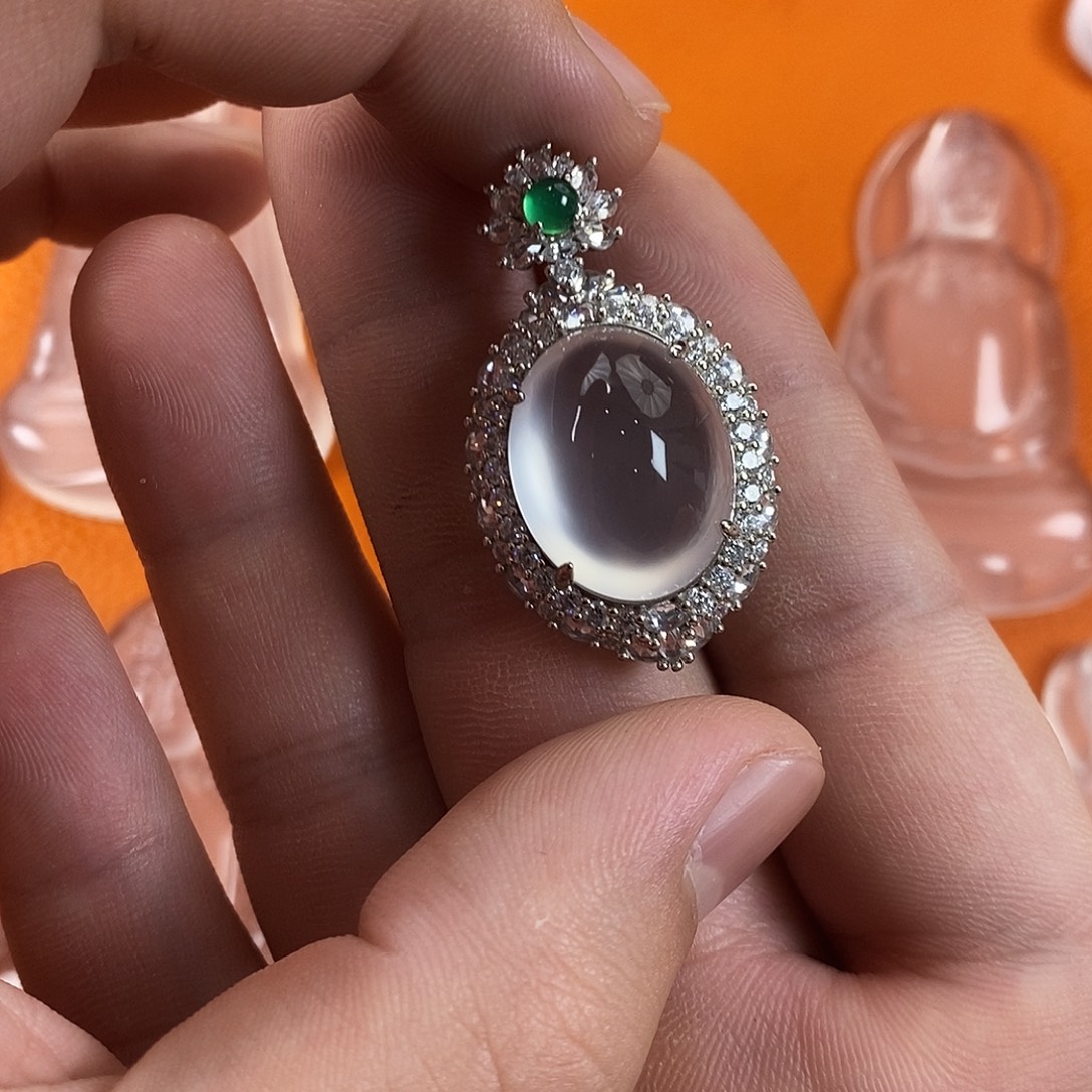 赵***胖石英质玉银S925镀金镶嵌吊坠(赠链)