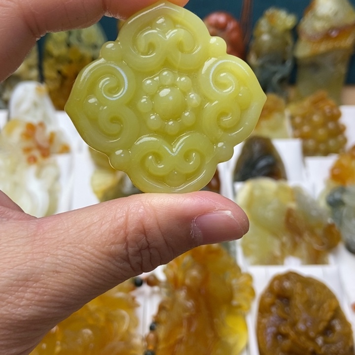 蛇纹石玉未镶嵌颈饰