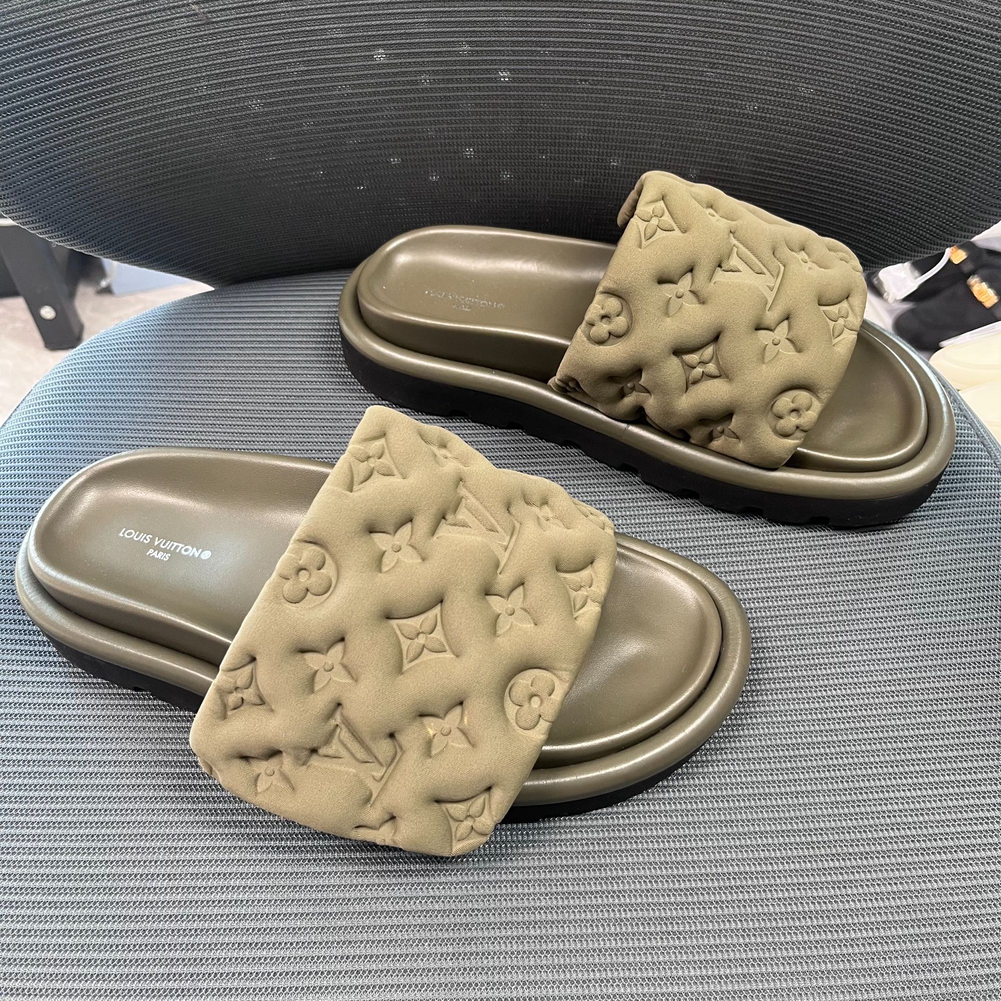 未使用 LouisVuitton/路易威登 37码！仅试穿!pillow魔术贴拖