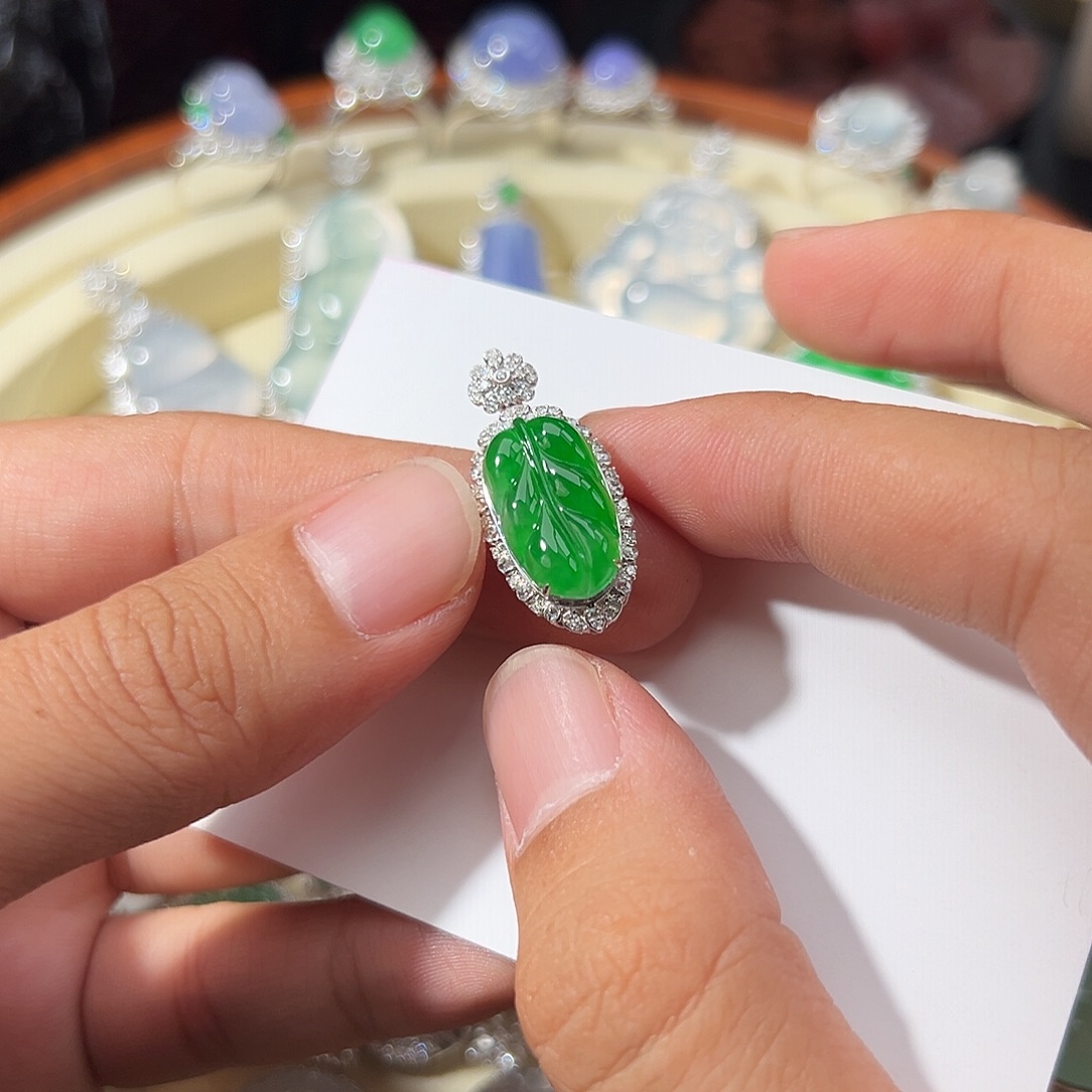 Y***i翡翠18K金镶嵌颈饰满绿翡翠叶子