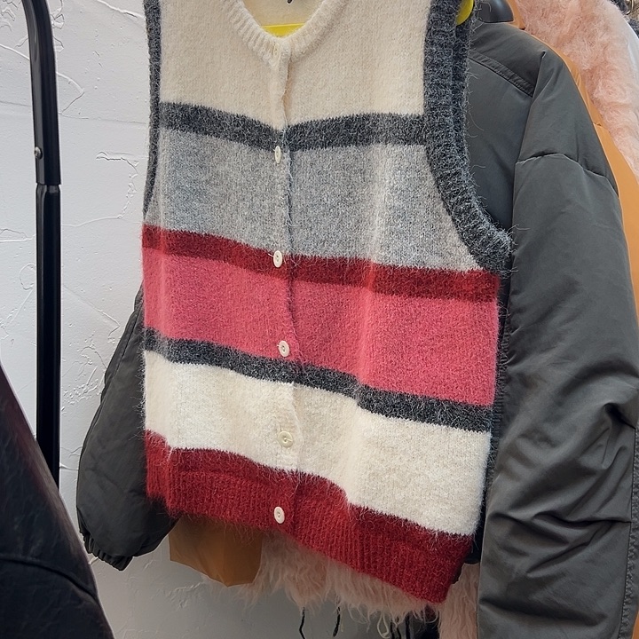 今天新款 颜色很美的毛衣马甲