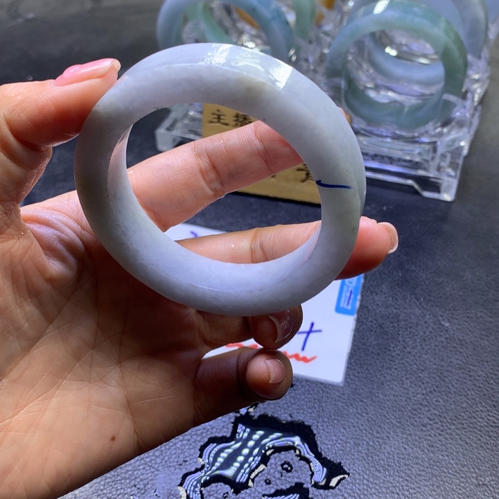 翡翠手镯未镶嵌流****期