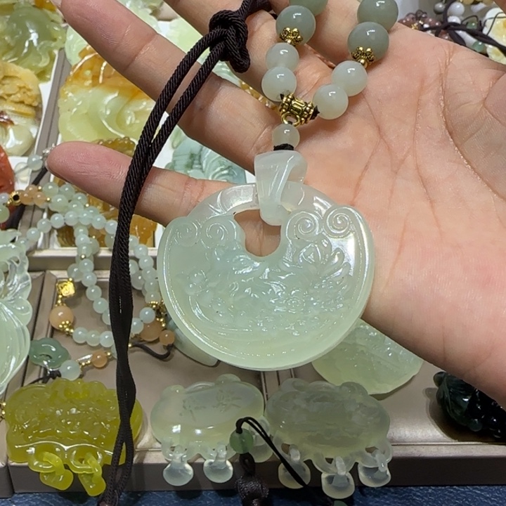 蛇纹石玉吊坠未镶嵌赵*红