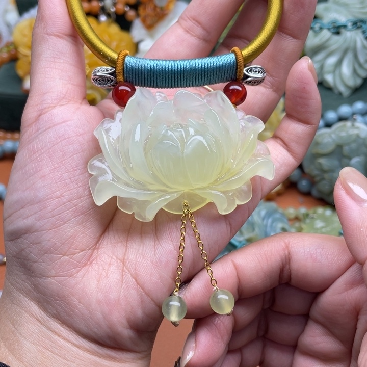 蛇纹石玉吊坠合金