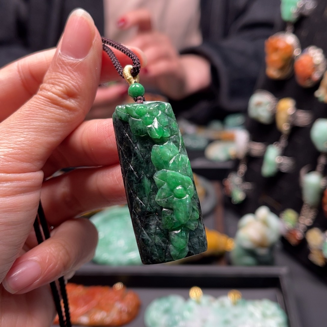 翡翠颈饰未镶嵌Gfcgcfgghghhj