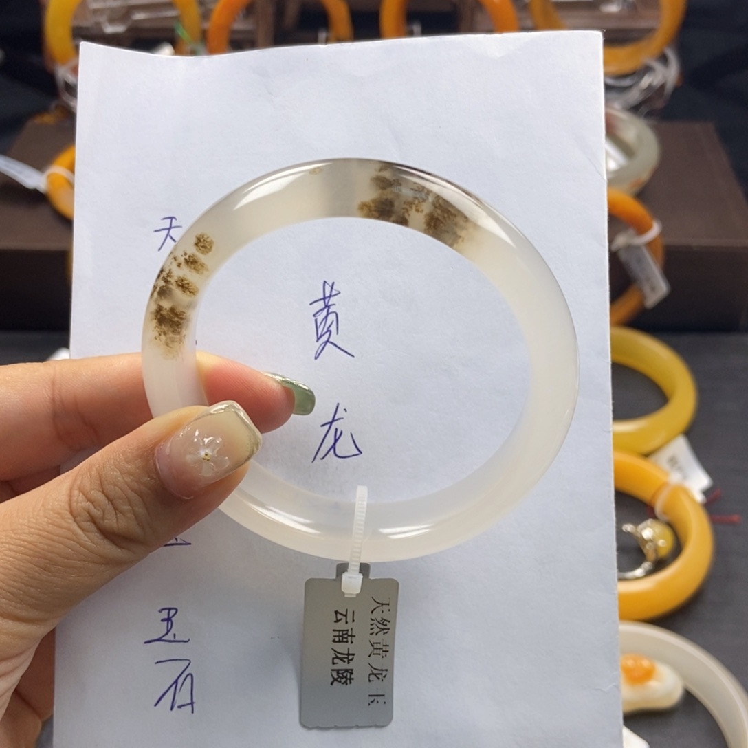 乐***淘石英质玉（黄龙玉）未镶嵌手镯H