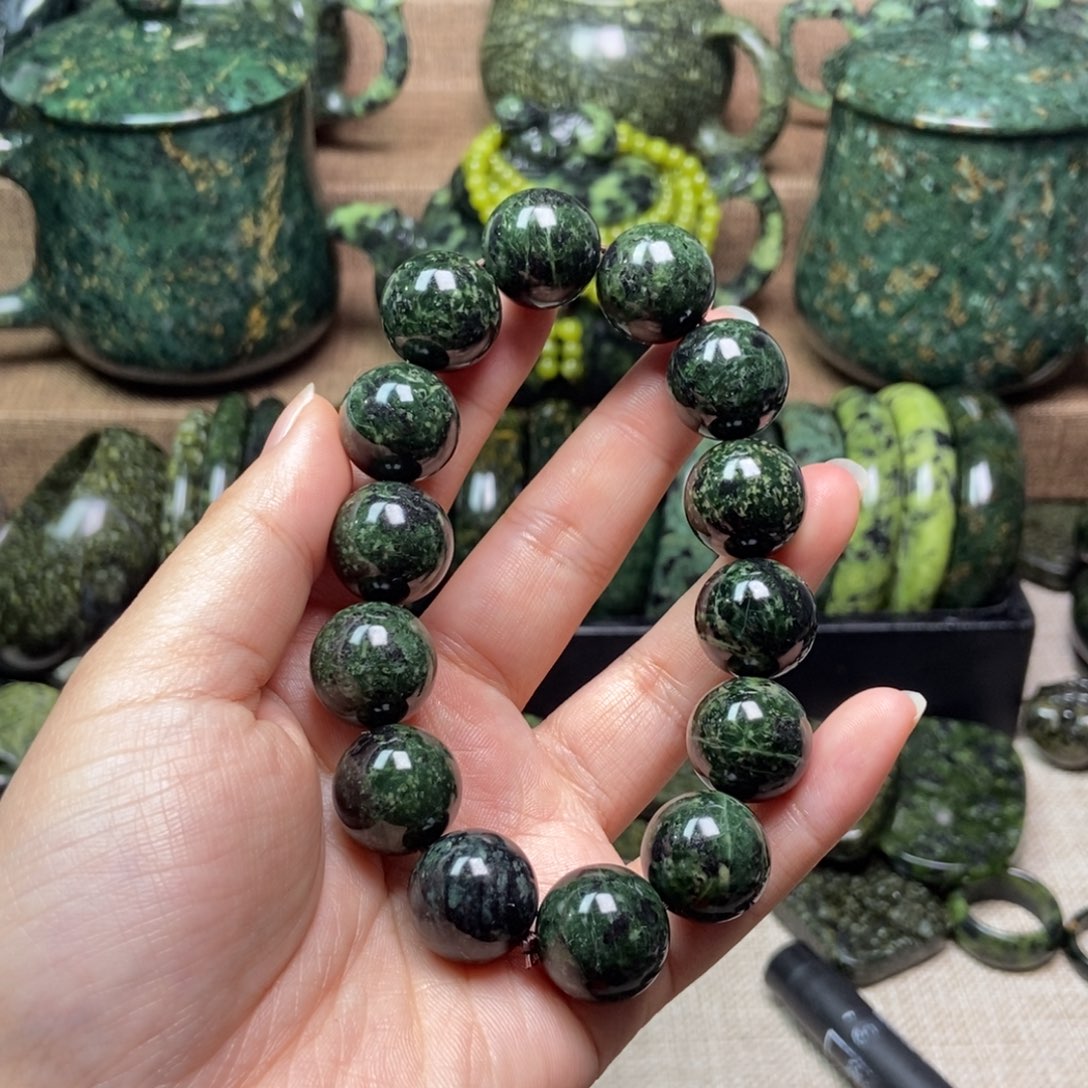 蛇纹石玉杯子未镶嵌