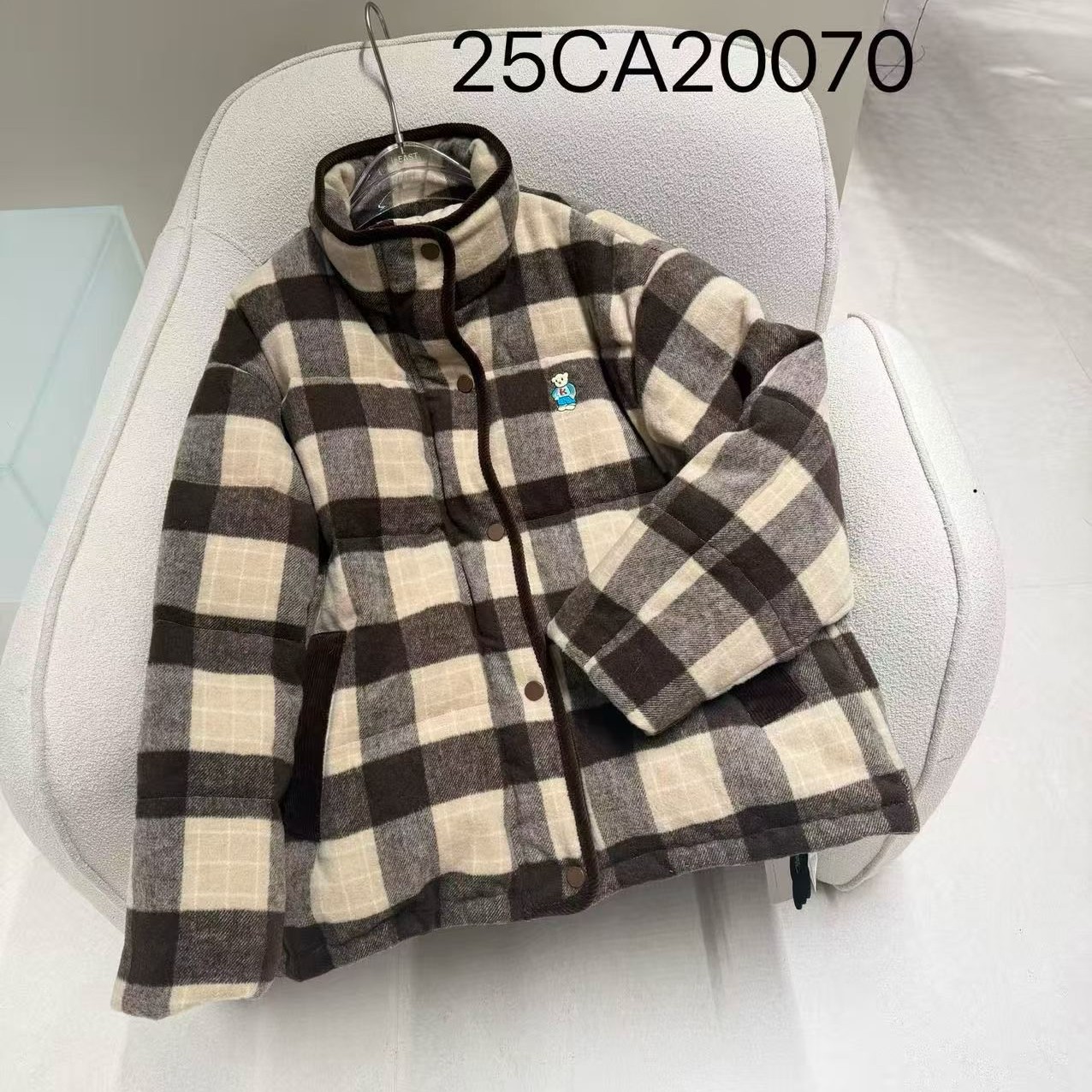 欧货2025冬季新款咖啡色呢料格子高领刺绣小熊鹅绒服外套