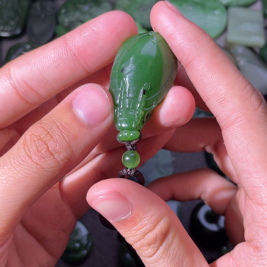 和田玉（碧玉）颈饰未镶嵌?