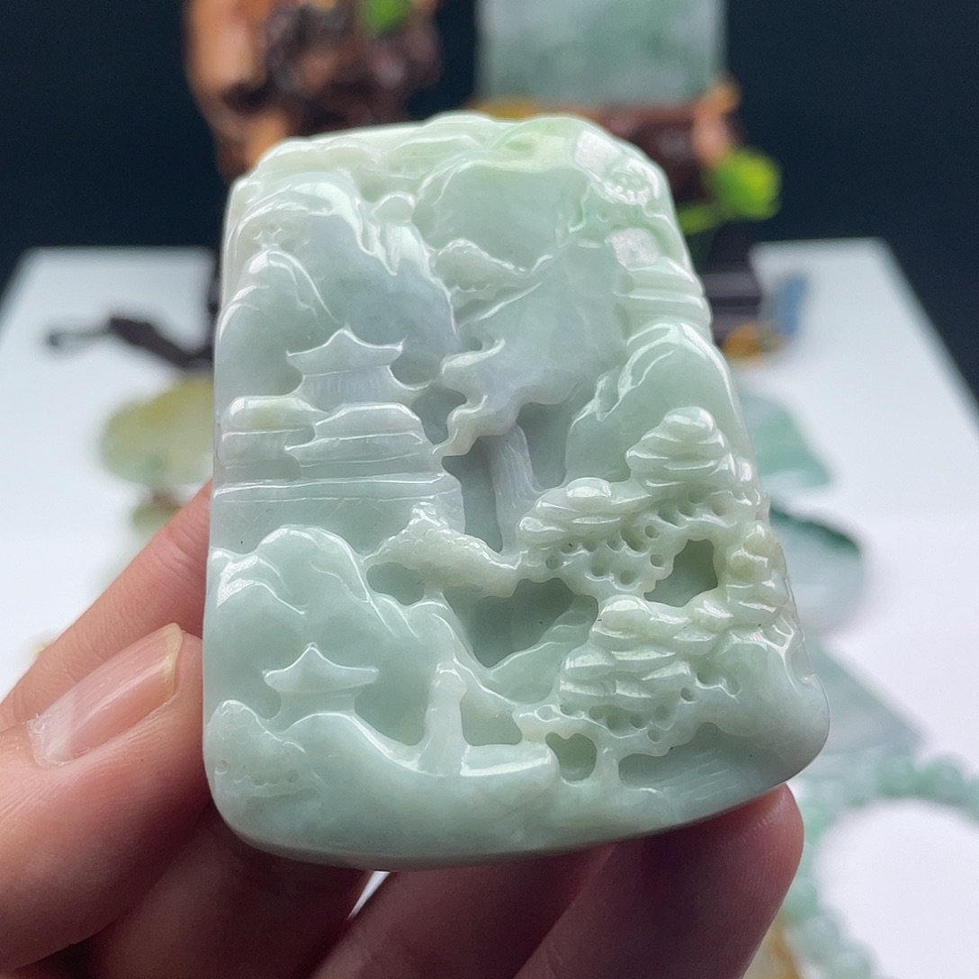 翡翠未镶嵌颈饰山水