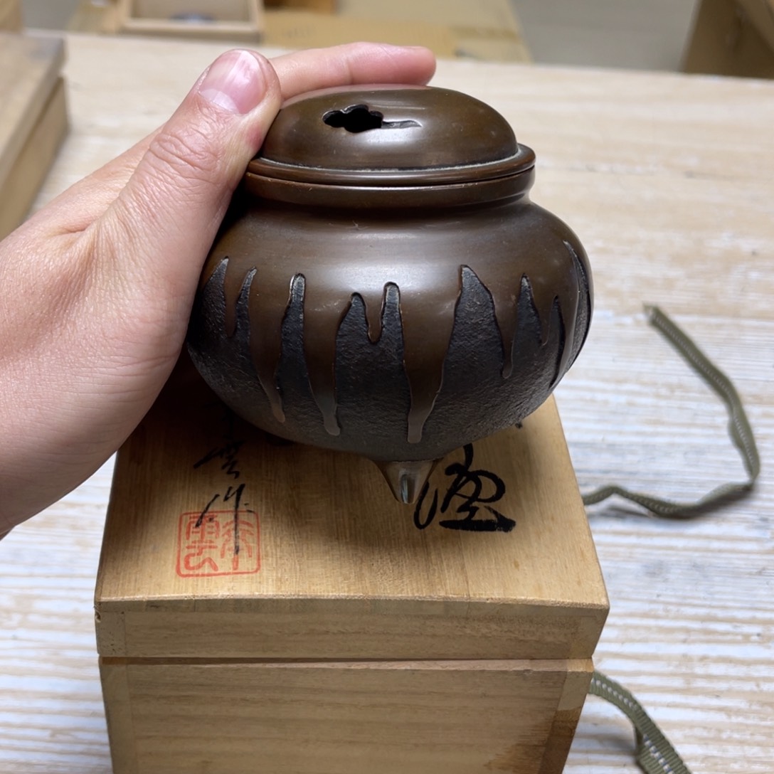 瓷片密密麻麻地排列着一个大