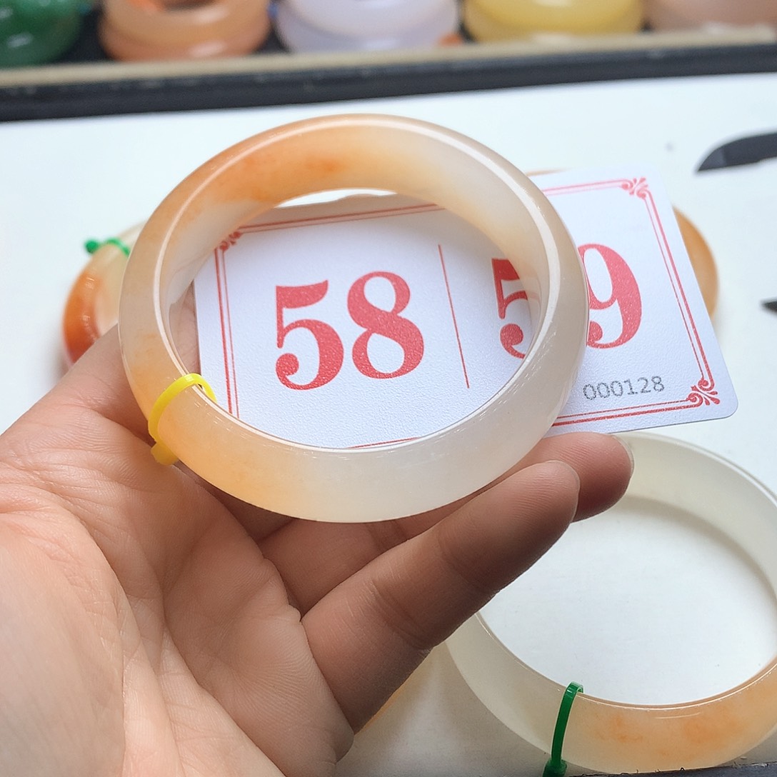 未镶嵌石英质玉（黄龙玉）手镯小****询