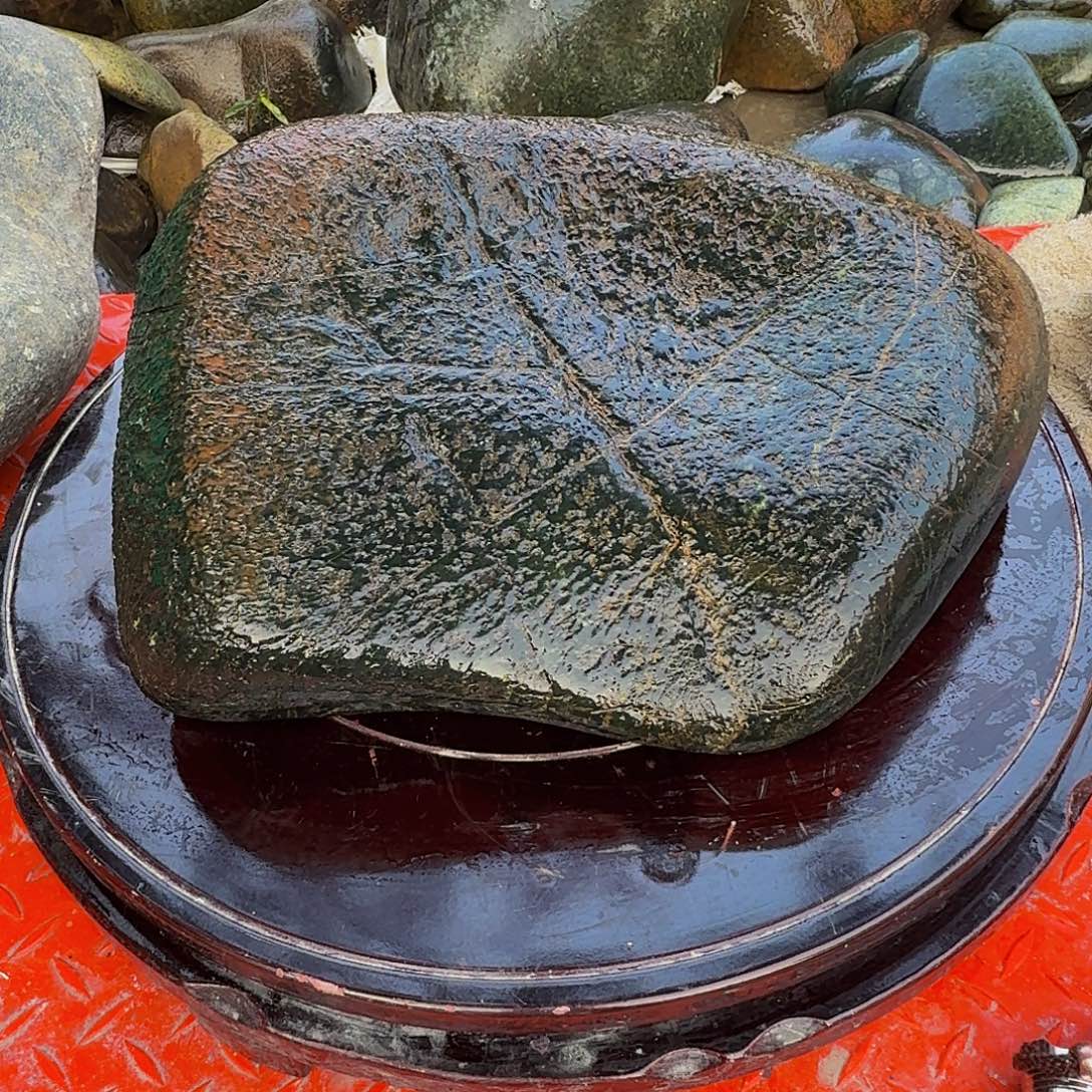 湖***说蛇纹石玉未镶嵌天然原石摆件工艺