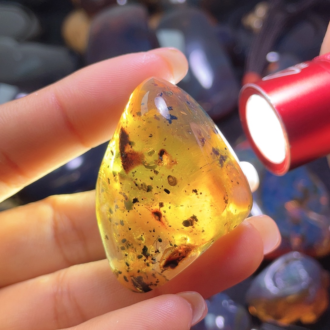 琥珀裸石未镶嵌？