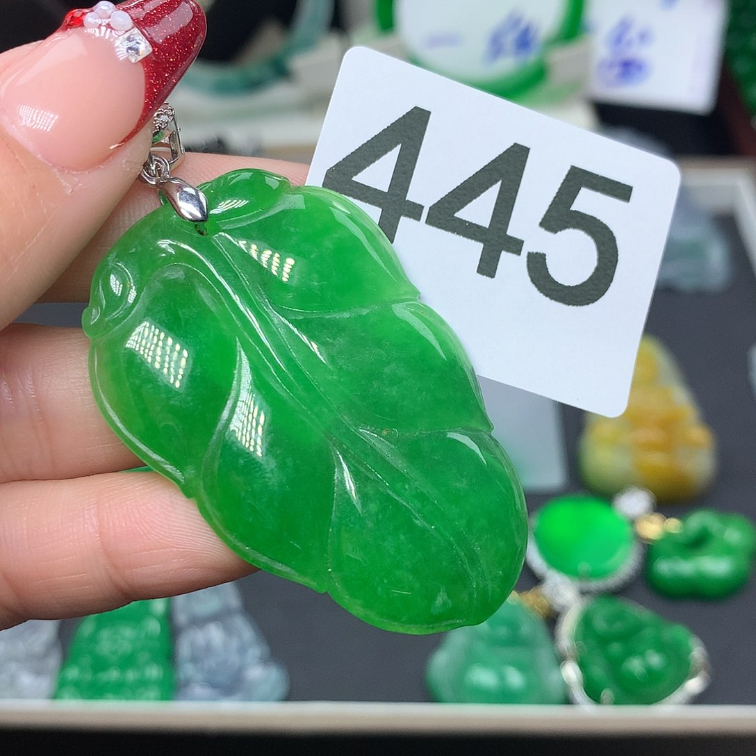 翡翠吊坠(赠链)未镶嵌翡翠