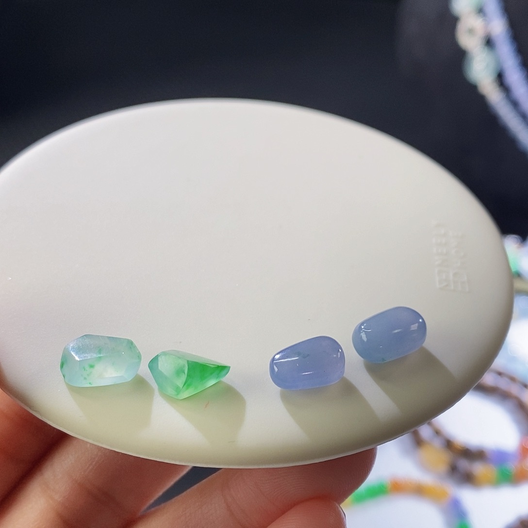 翡翠挂件未镶嵌多样发其一（一对）