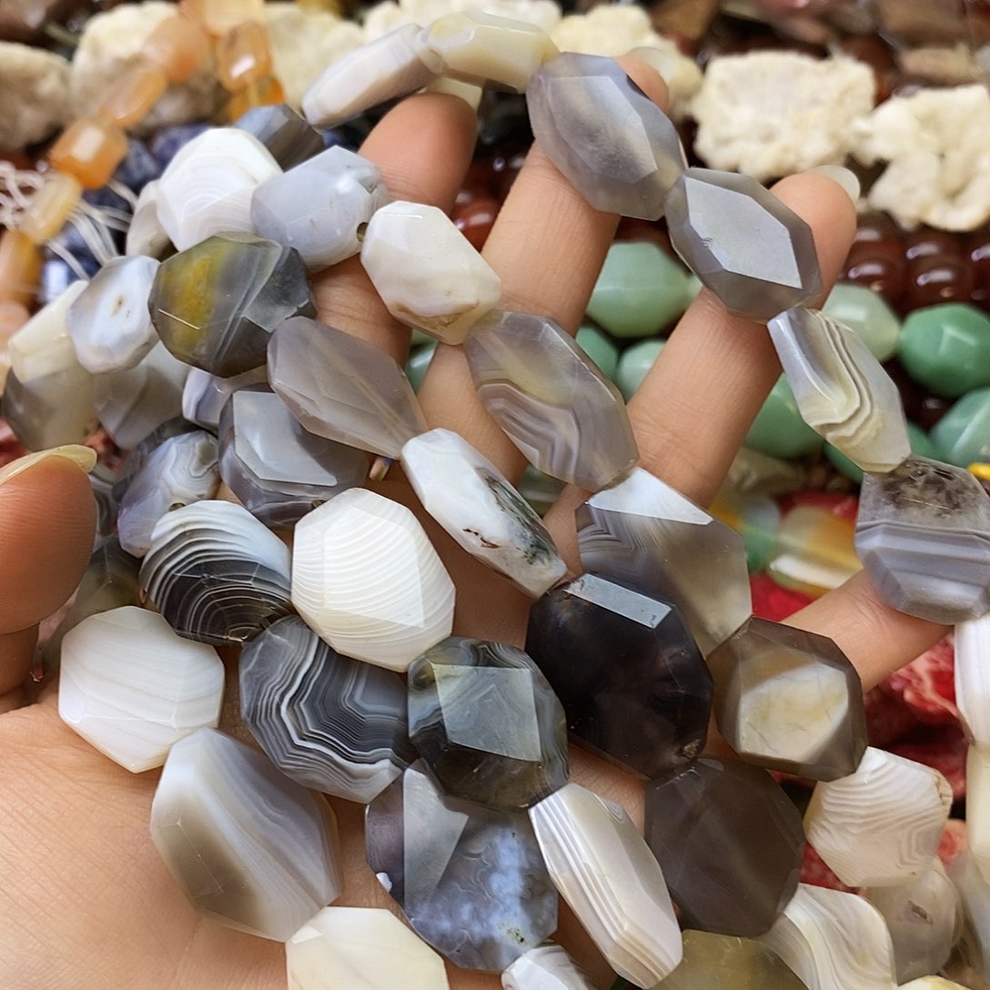 玛瑙/玉髓未镶嵌珠宝半成品波斯湾玛瑙一条