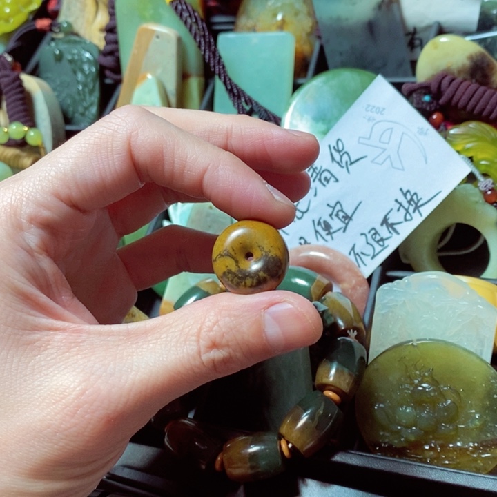 透闪石质玉颈饰未镶嵌