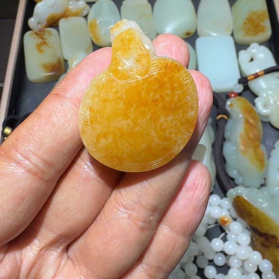 V***y和田玉未镶嵌颈饰