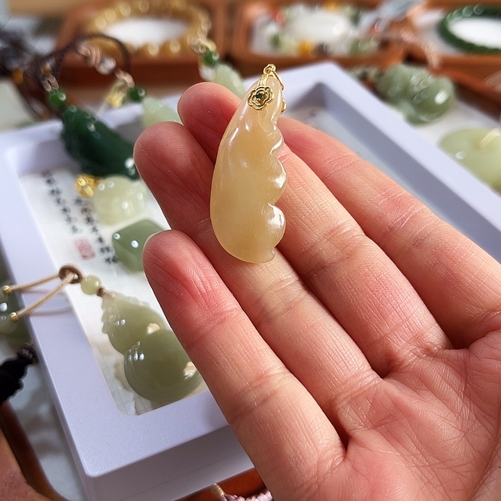 小***苗和田玉未镶嵌颈饰