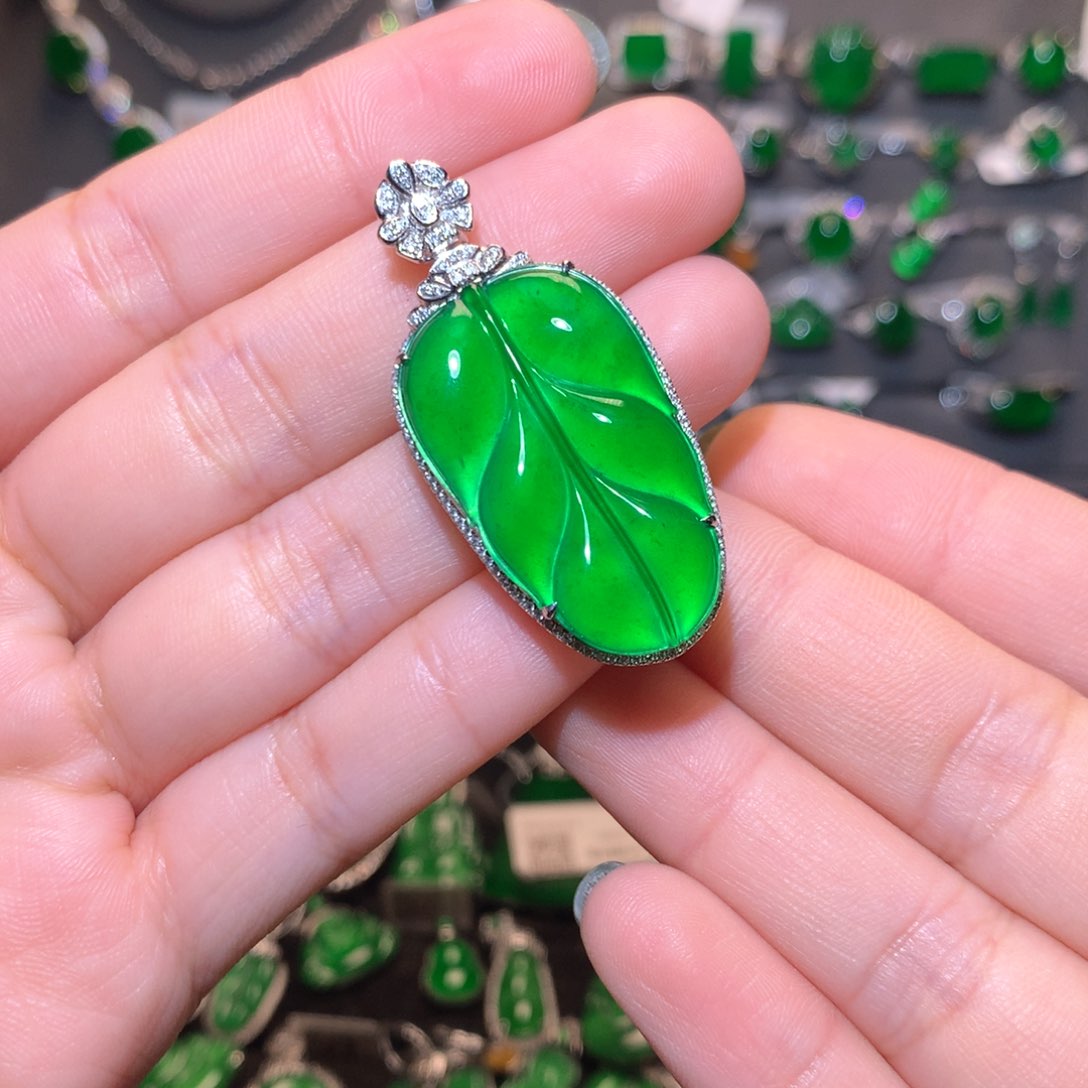 翡翠颈饰18K金镶嵌叶子