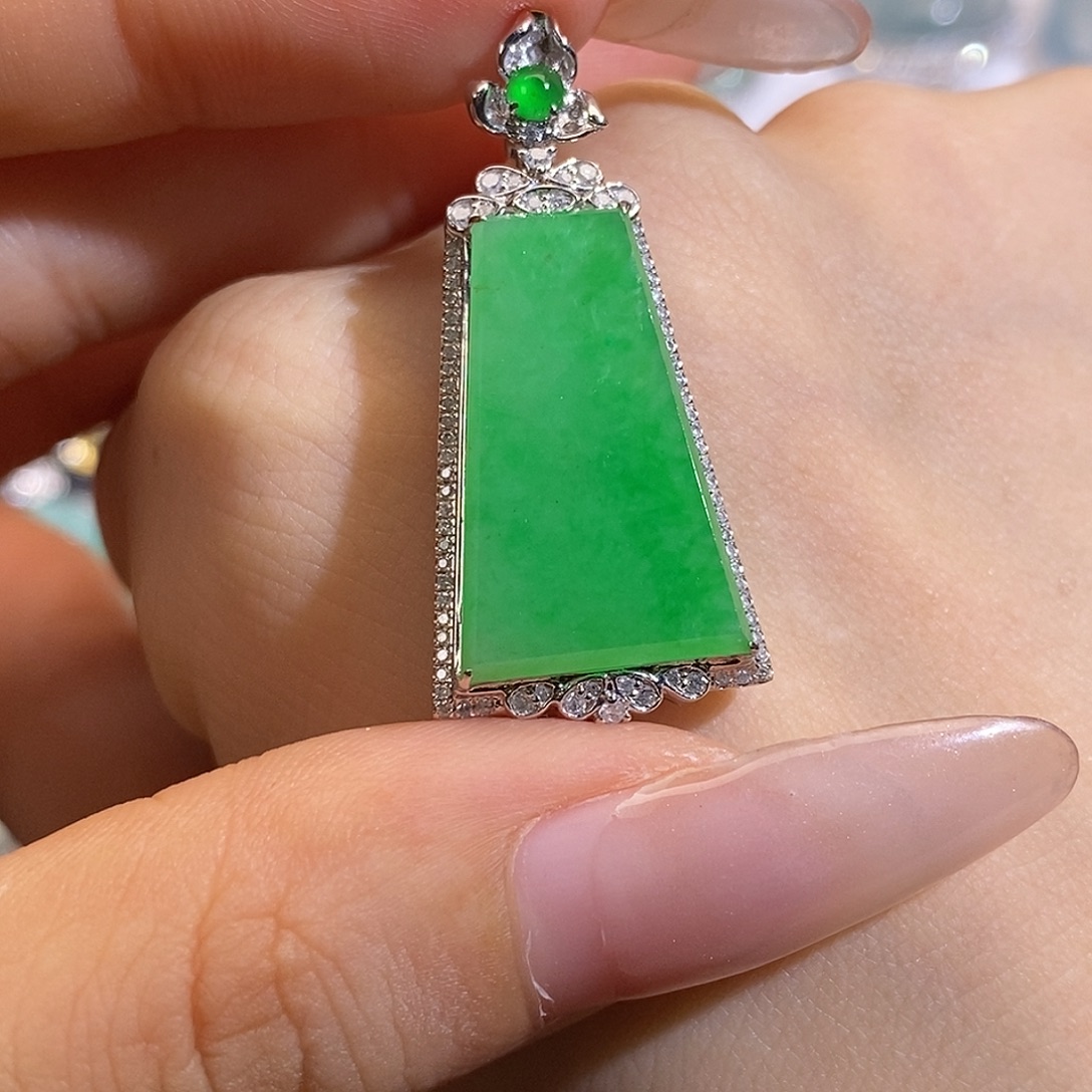 翡翠未镶嵌颈饰无事牌