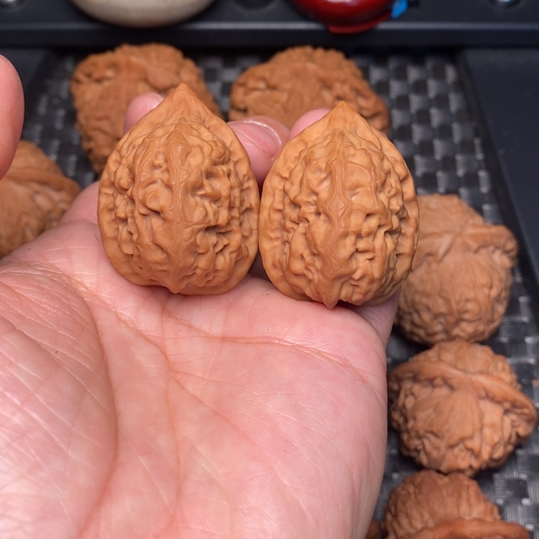 文玩核桃吊坠赤玉鸡心