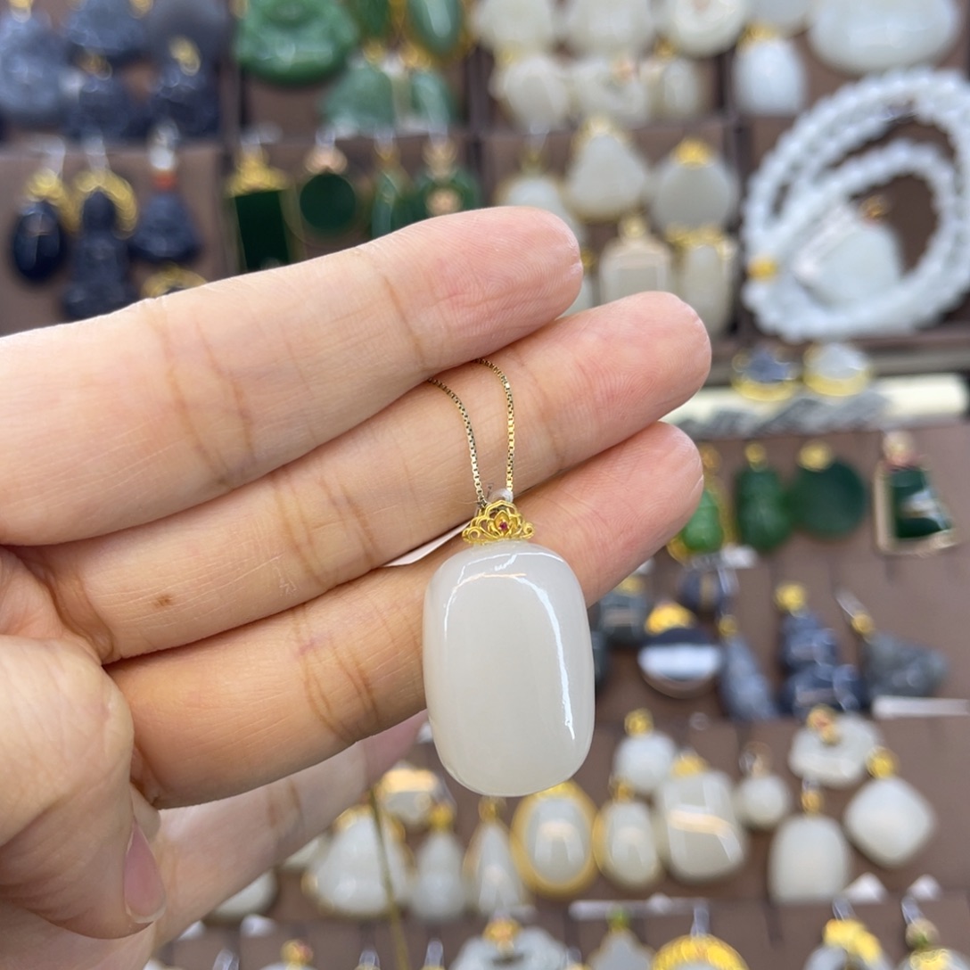 和田玉18K金镶嵌吊坠