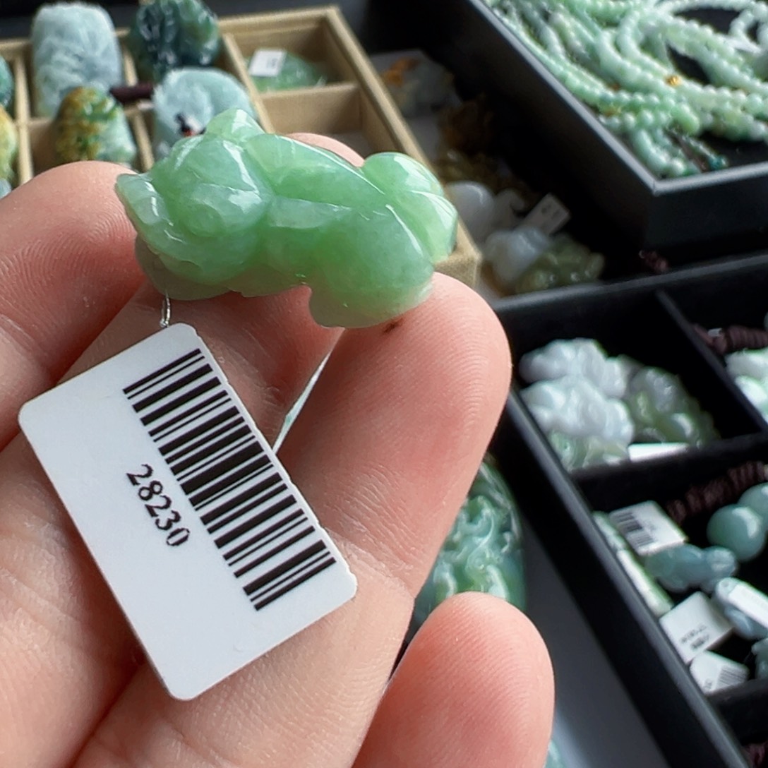 翡翠未镶嵌颈饰貔貅